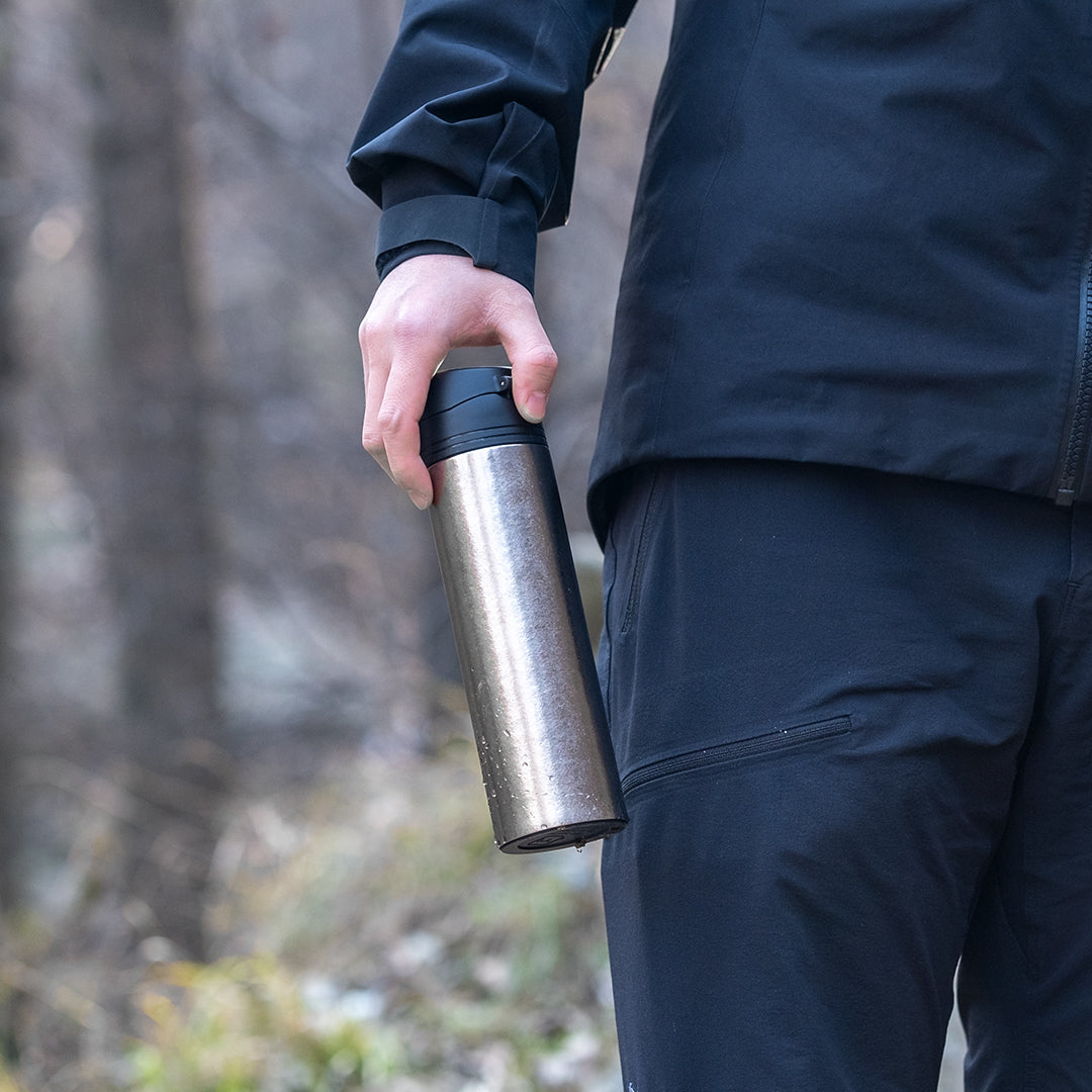 Doppelwandige Thermosflasche aus Titan
