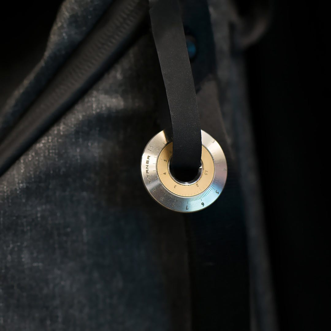 Regla de cálculo miniatura de titanio