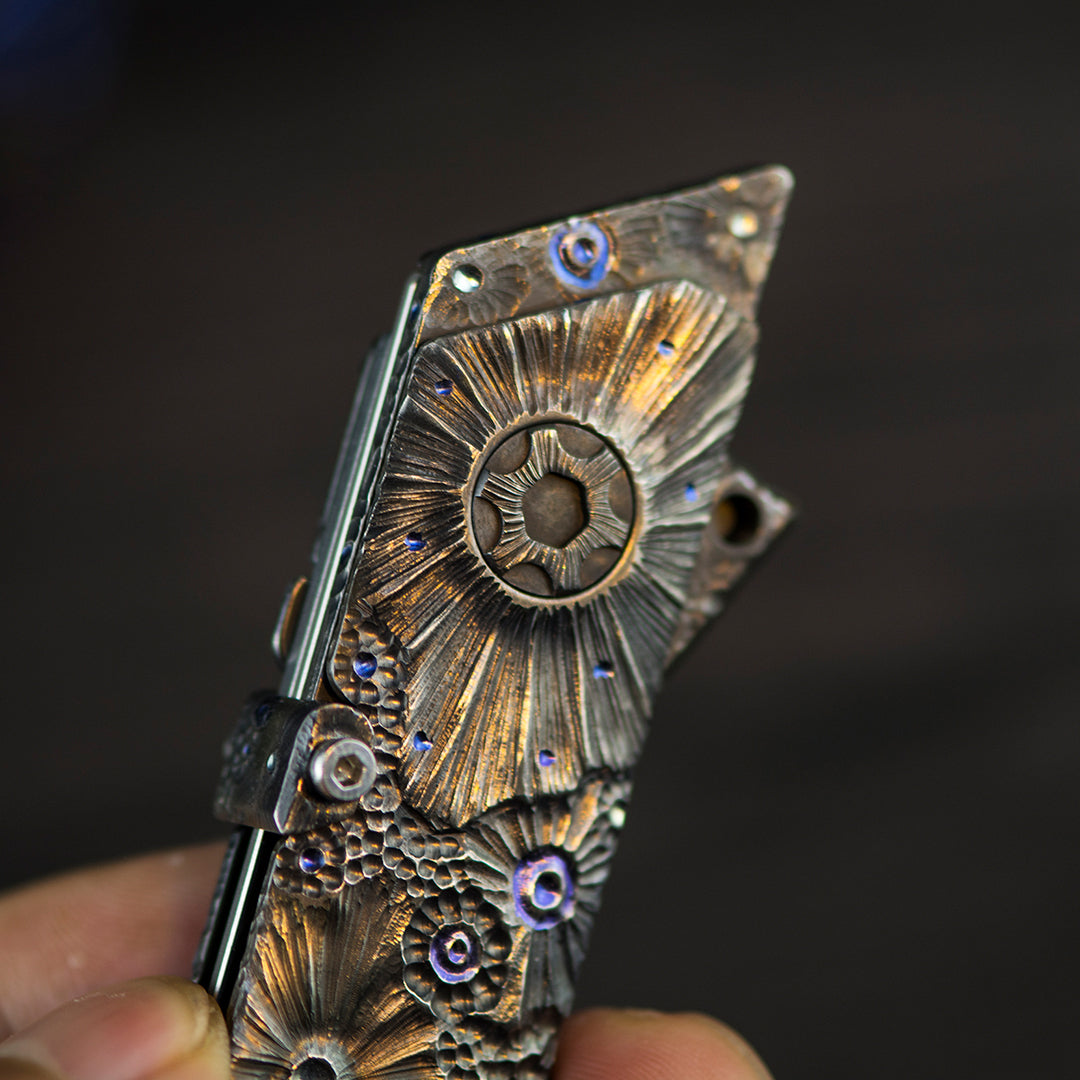 Cuchillo plegable utilitario de titanio con cuervo tallado a mano