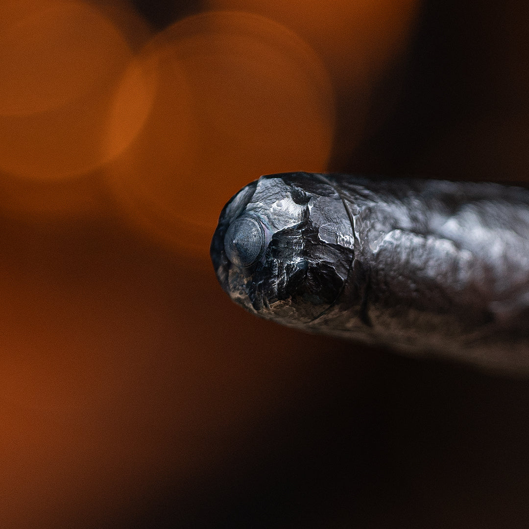 Pluma estilográfica de titanio esculpida en piedra