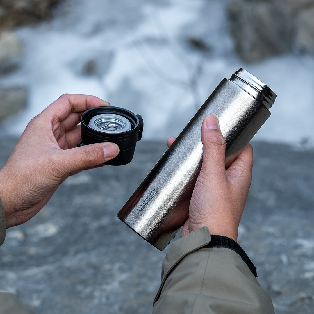 Doppelwandige Thermosflasche aus Titan