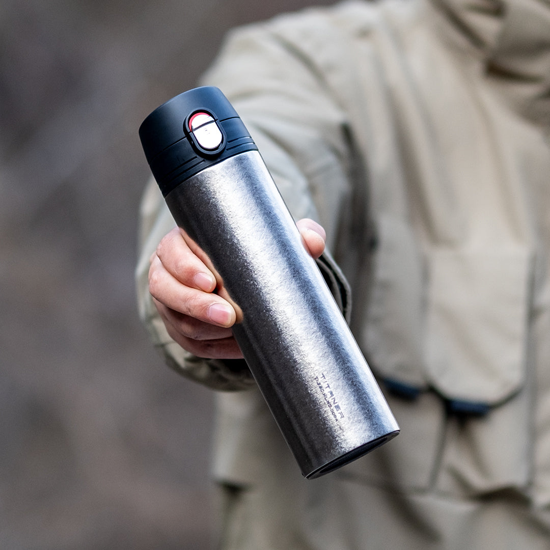 Doppelwandige Thermosflasche aus Titan