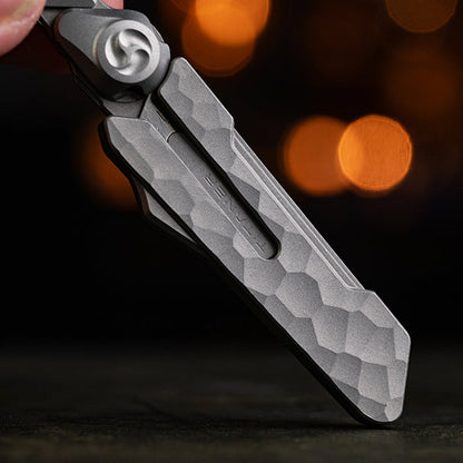 Llave utilitaria de titanio con cuchillo