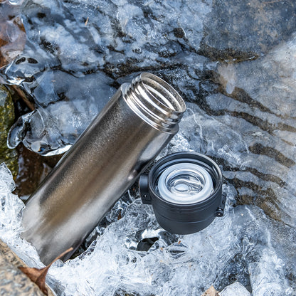 Doppelwandige Thermosflasche aus Titan 
