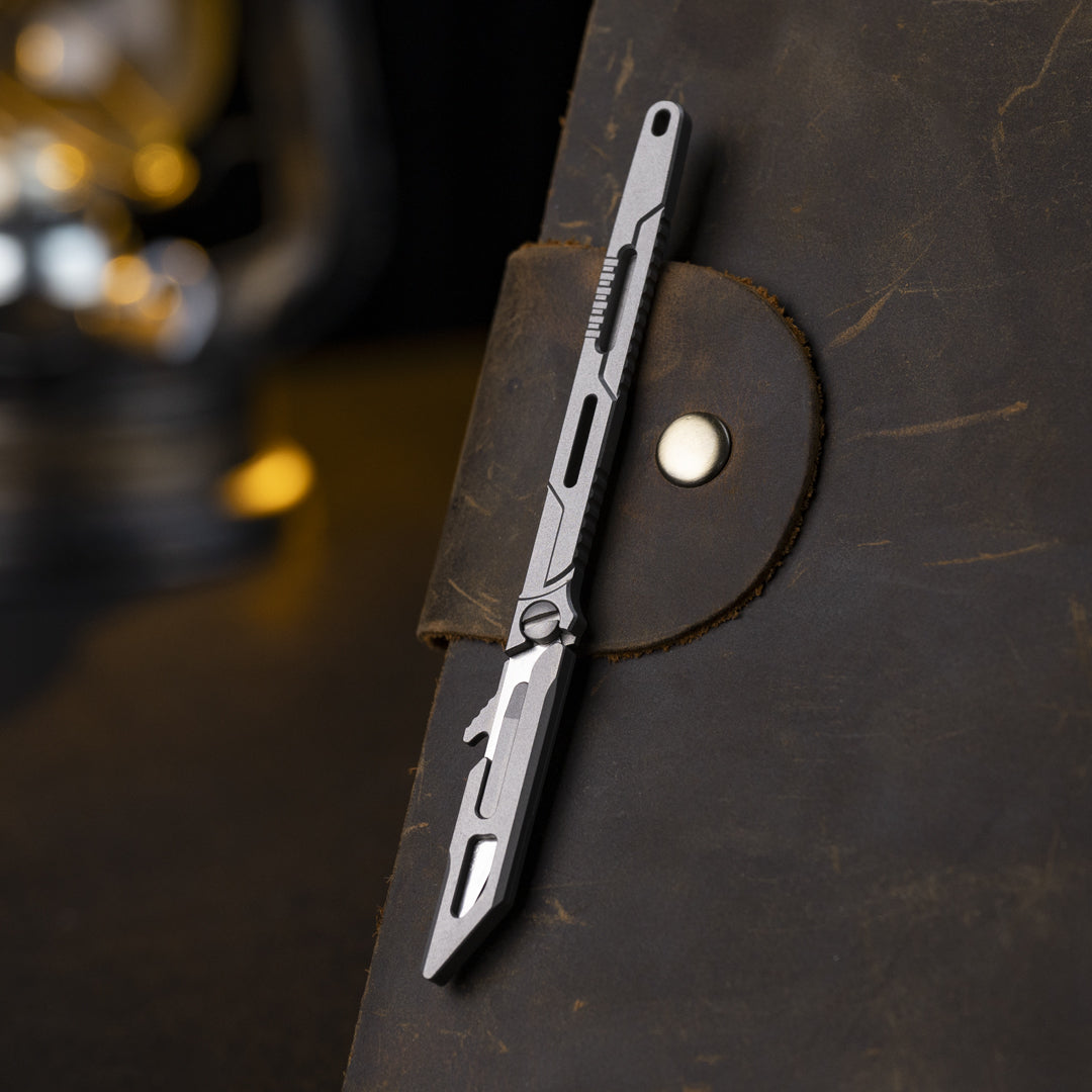 Llave utilitaria de titanio con cuchillo