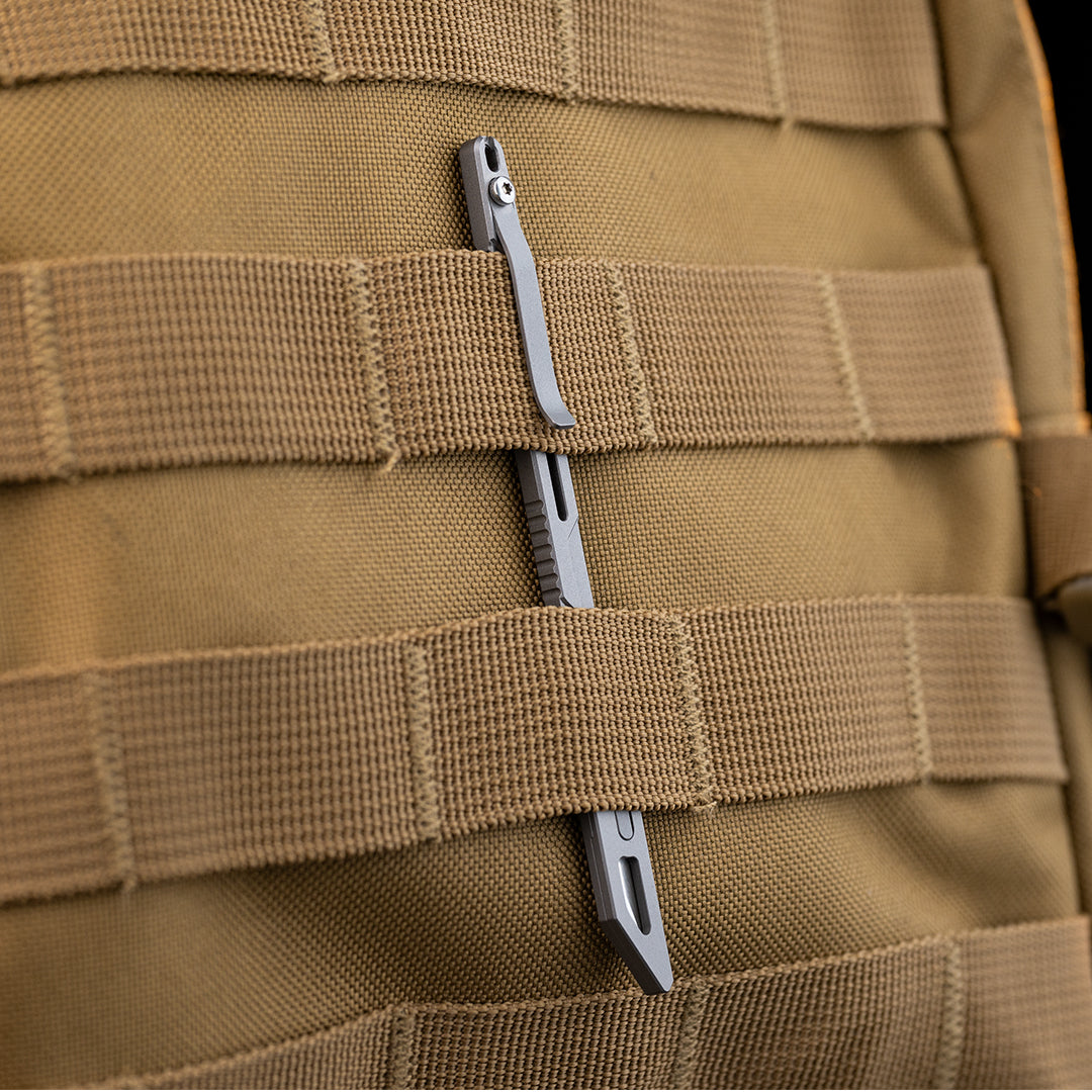 Llave utilitaria de titanio con cuchillo