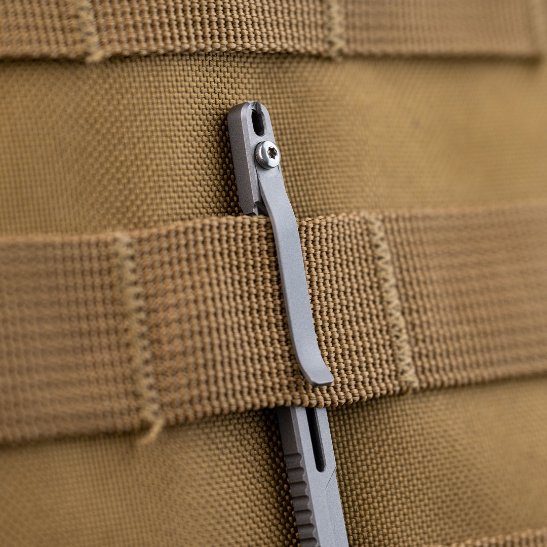 Llave utilitaria de titanio con cuchillo