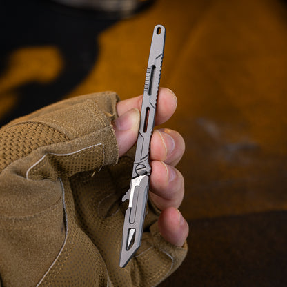 Llave utilitaria de titanio con cuchillo