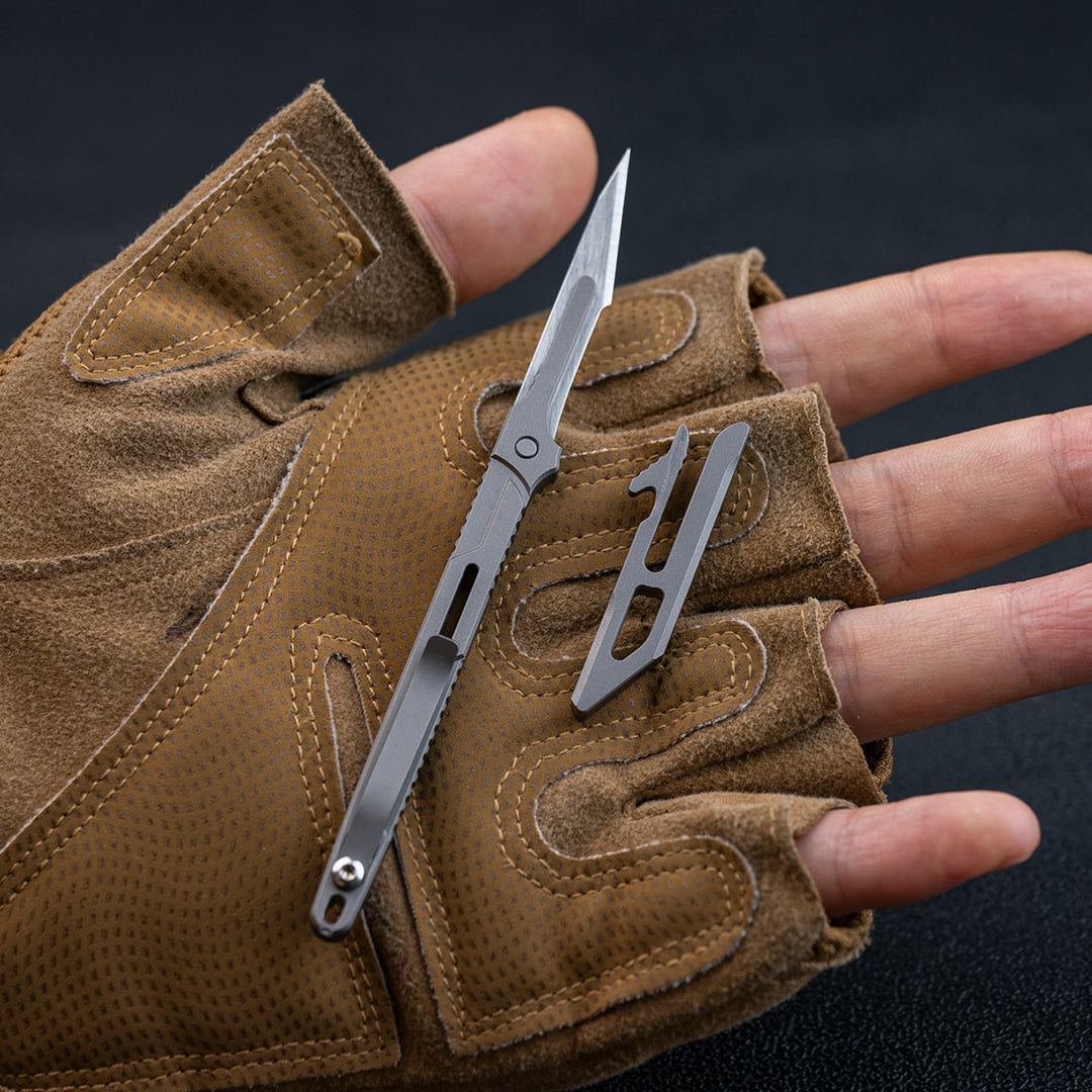 Llave utilitaria de titanio con cuchillo