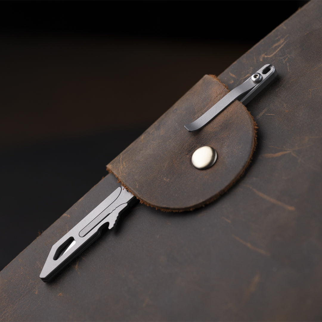 Llave utilitaria de titanio con cuchillo