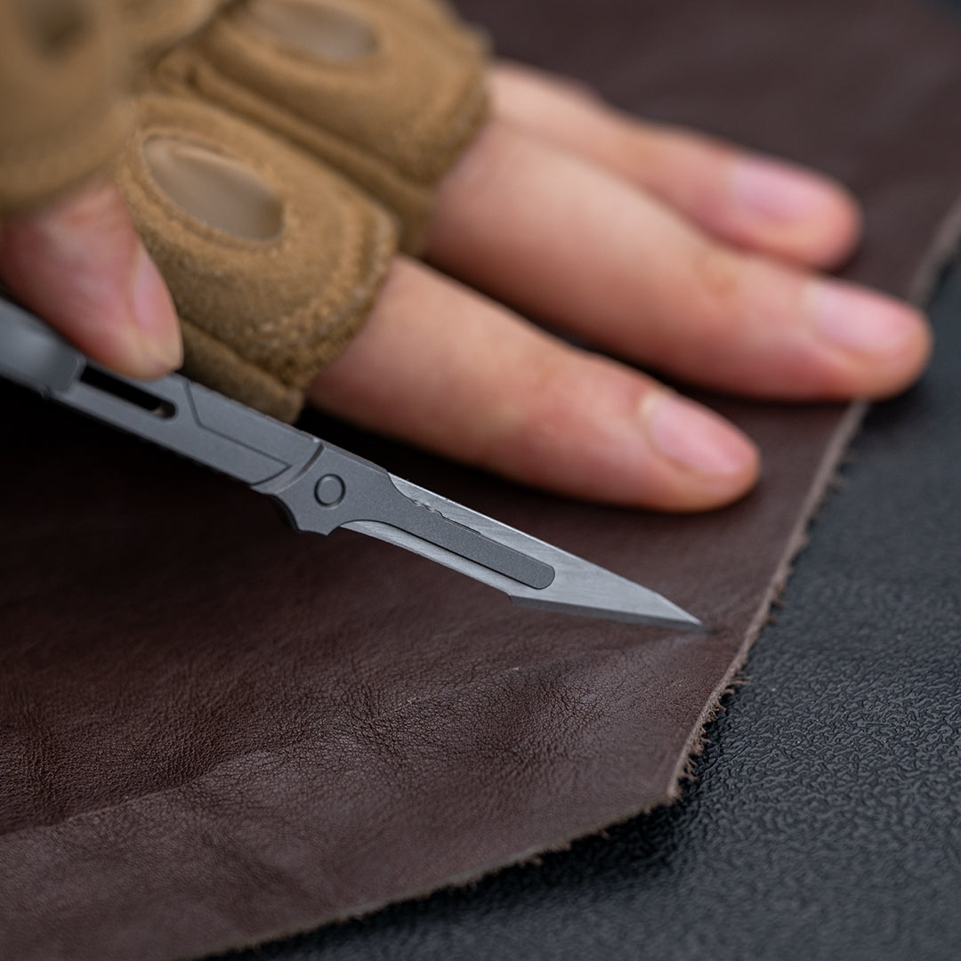 Llave utilitaria de titanio con cuchillo