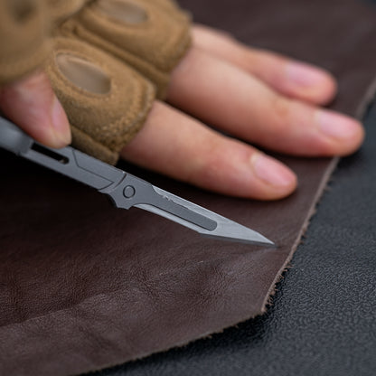 Llave utilitaria de titanio con cuchillo