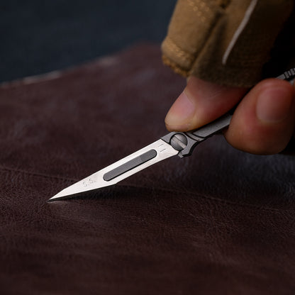 Llave utilitaria de titanio con cuchillo