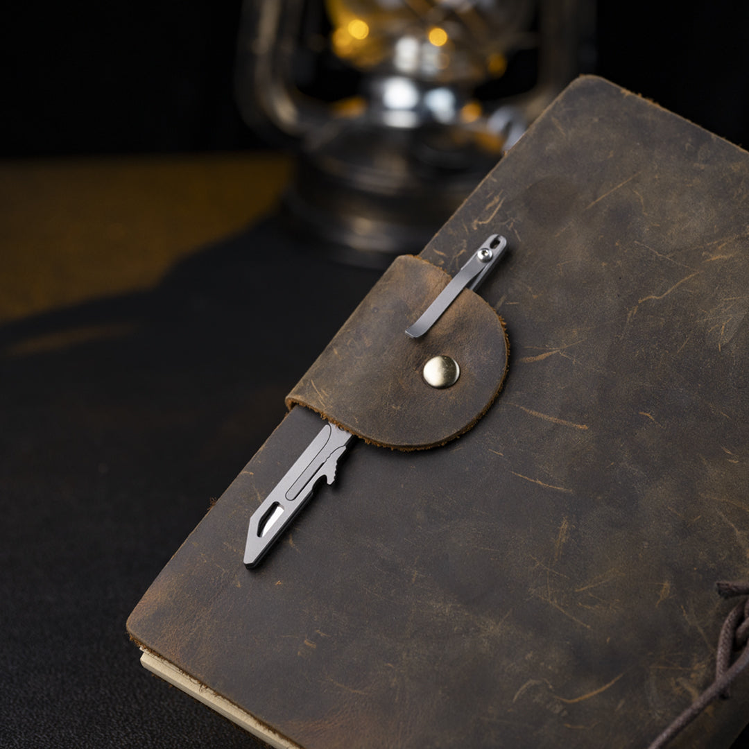 Llave utilitaria de titanio con cuchillo