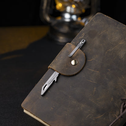 Llave utilitaria de titanio con cuchillo