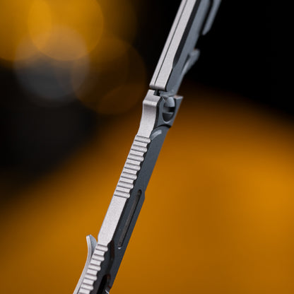 Llave utilitaria de titanio con cuchillo