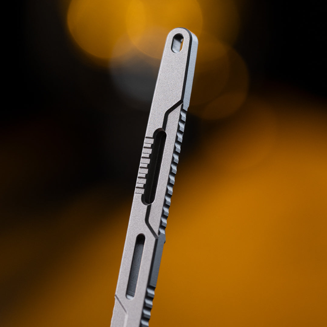 Llave utilitaria de titanio con cuchillo