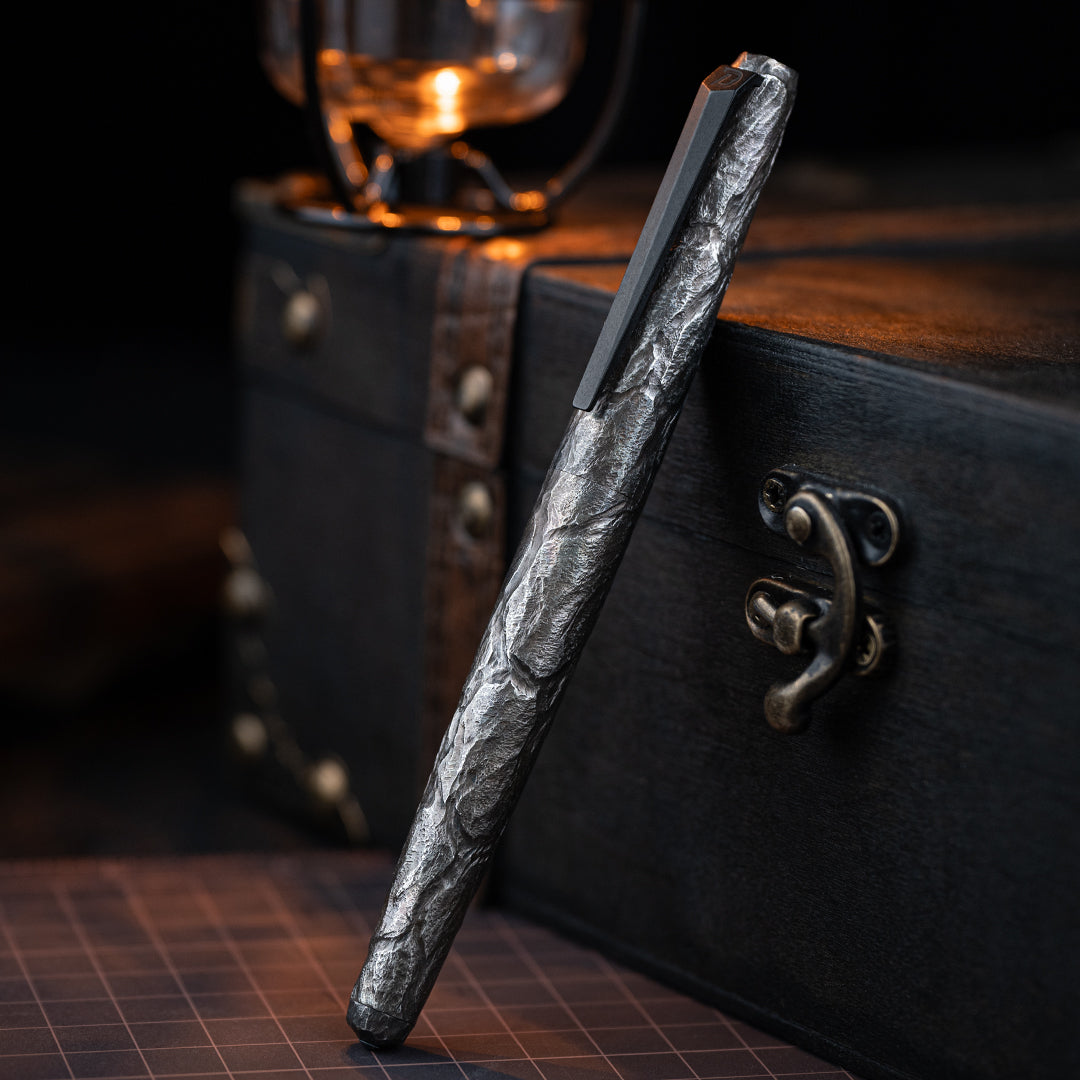 Pluma estilográfica de titanio esculpida en piedra
