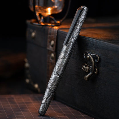 Pluma estilográfica de titanio esculpida en piedra