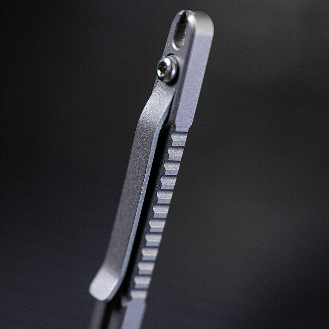 Llave utilitaria de titanio con cuchillo