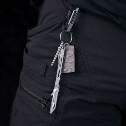 Llave utilitaria de titanio con cuchillo