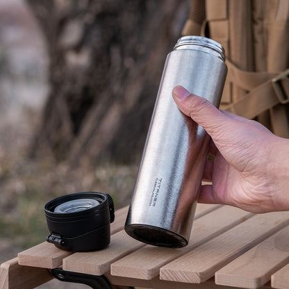 Doppelwandige Thermosflasche aus Titan 