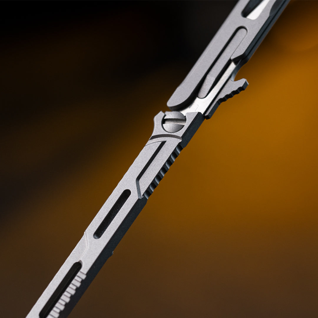 Llave utilitaria de titanio con cuchillo