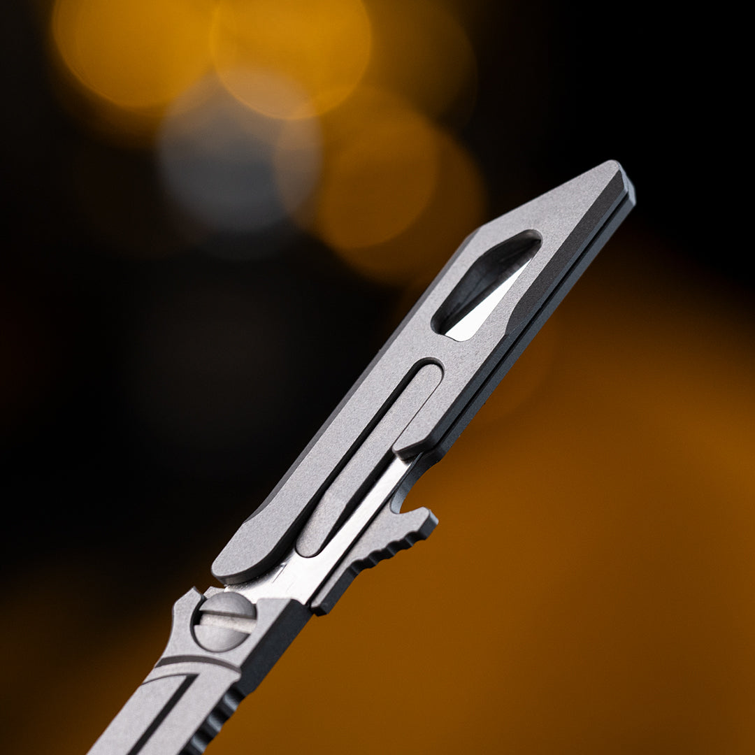 Llave utilitaria de titanio con cuchillo