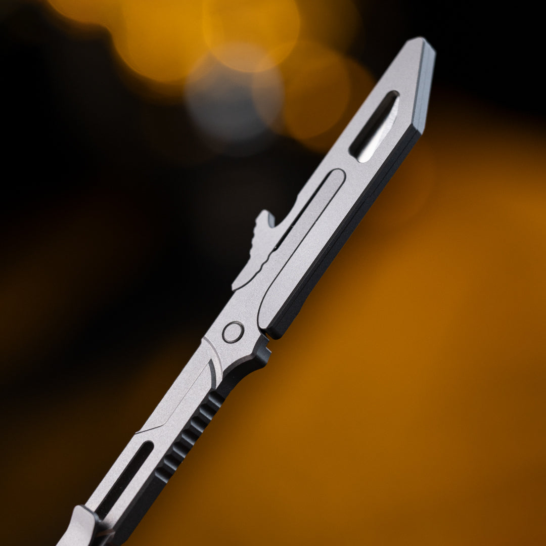 Llave utilitaria de titanio con cuchillo