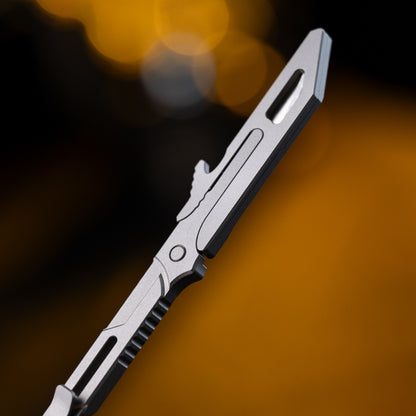 Llave utilitaria de titanio con cuchillo