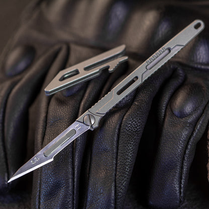 Llave utilitaria de titanio con cuchillo