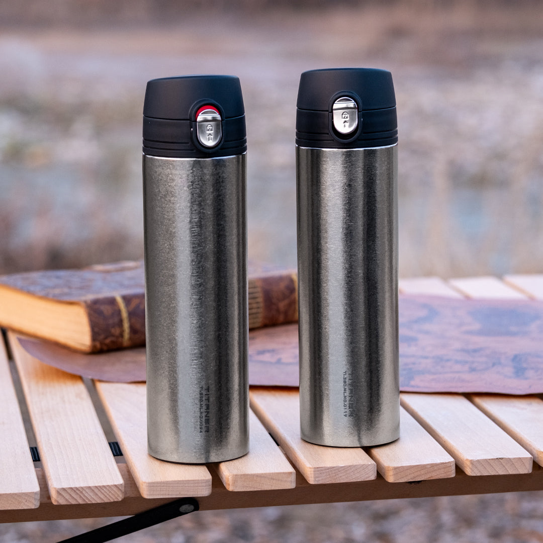 Doppelwandige Thermosflasche aus Titan 