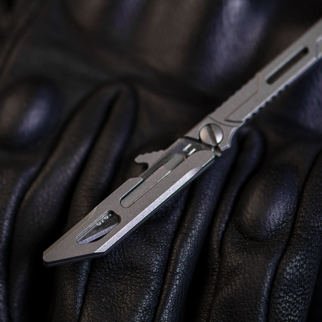 Llave utilitaria de titanio con cuchillo