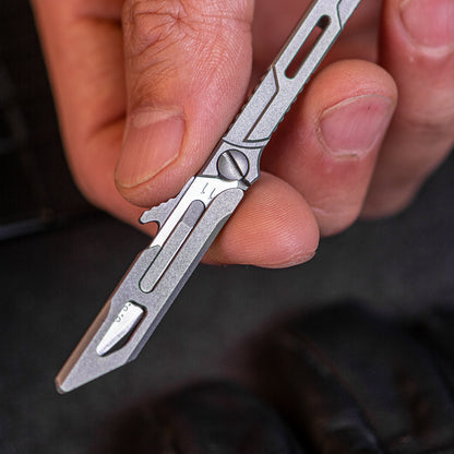 Llave utilitaria de titanio con cuchillo