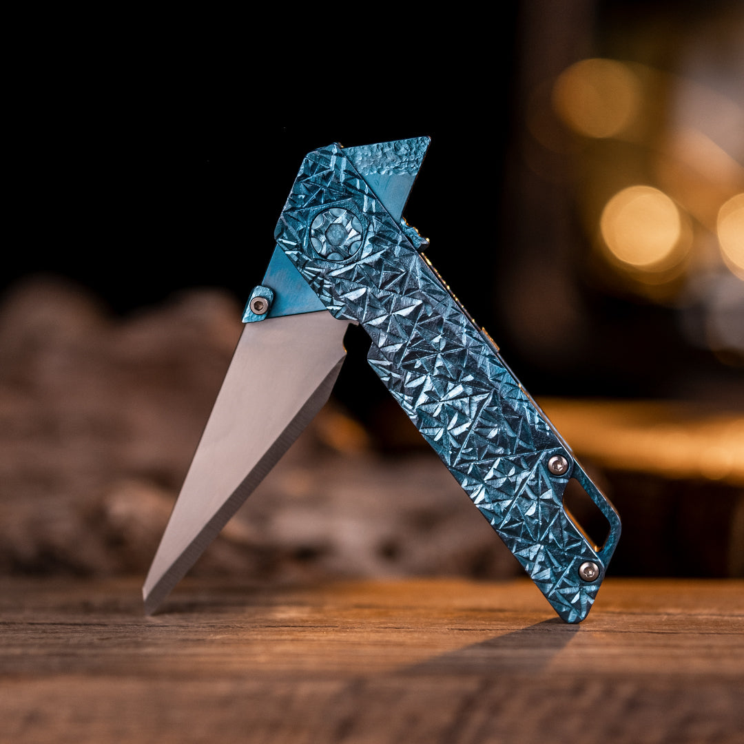 Navaja plegable multiusos de titanio Blue Meteor Raven 