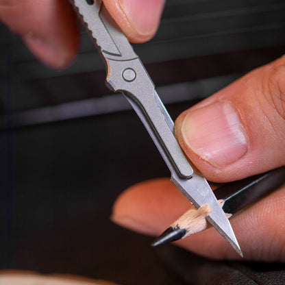 Llave utilitaria de titanio con cuchillo