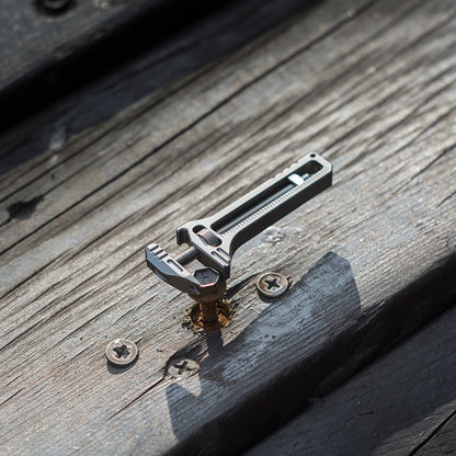 TiSpanner Refinado: una Multiherramienta Compacta de Titanio siempre al alcance