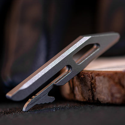 Llave utilitaria de titanio con cuchillo