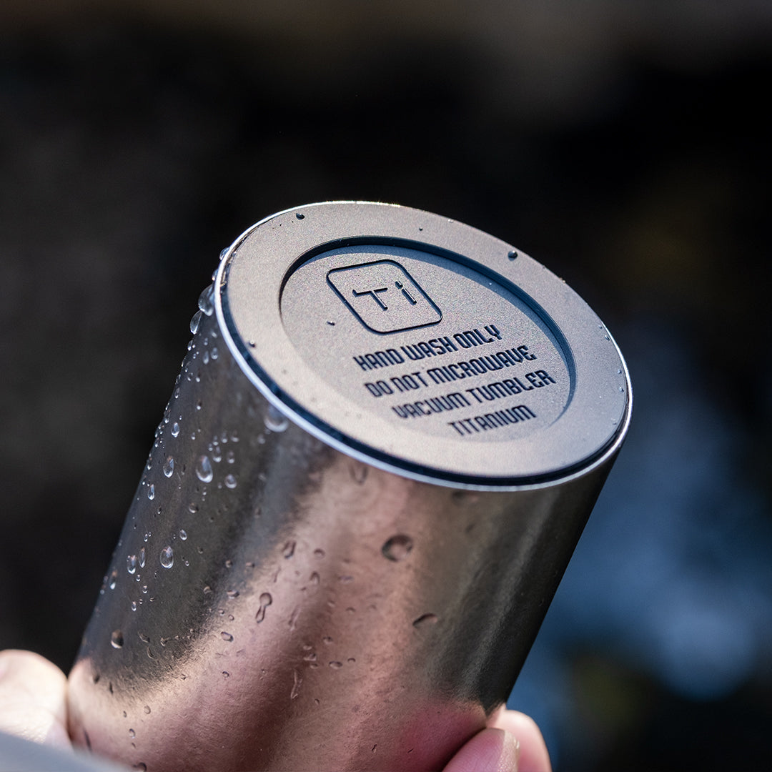 Doppelwandige Thermosflasche aus Titan 