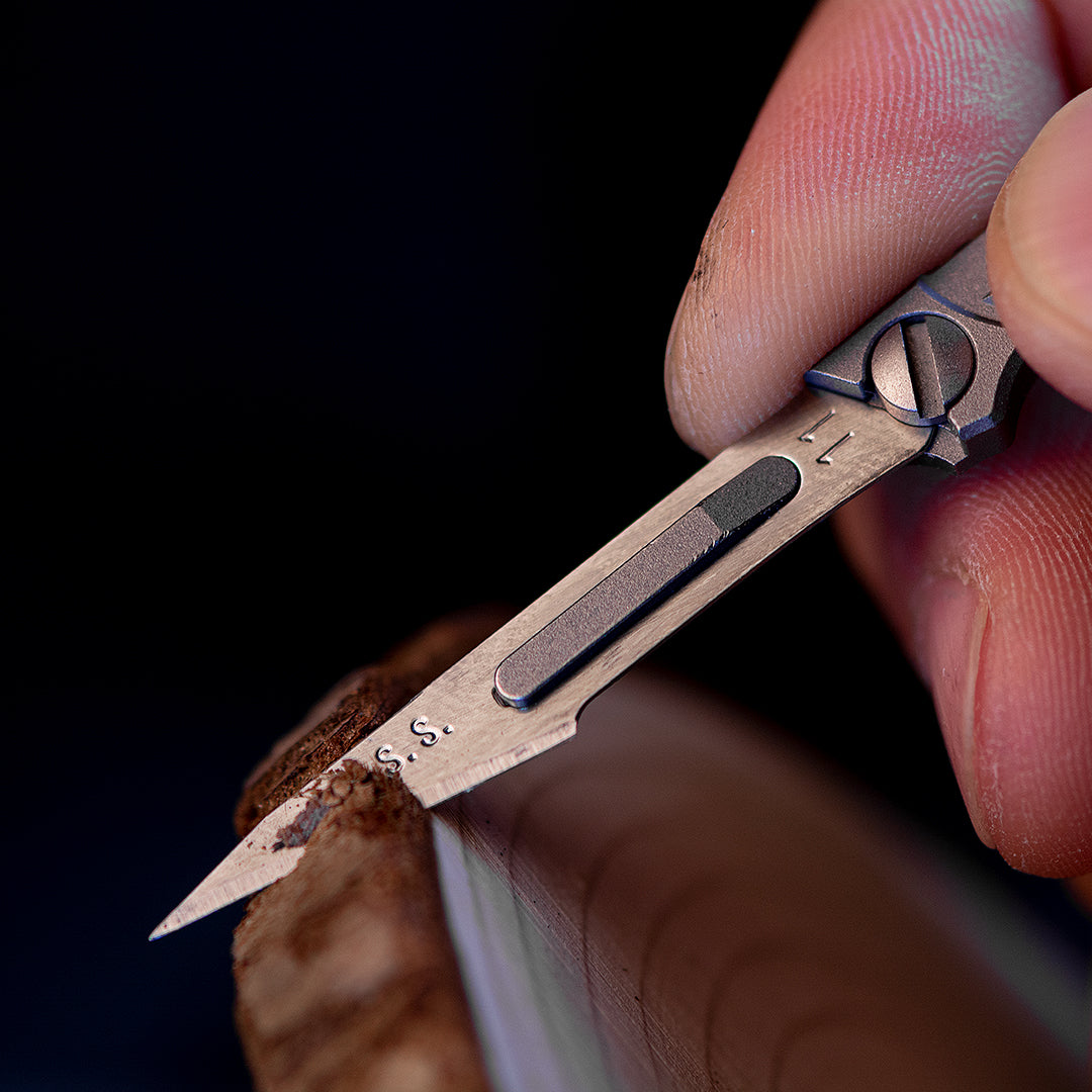 Llave utilitaria de titanio con cuchillo