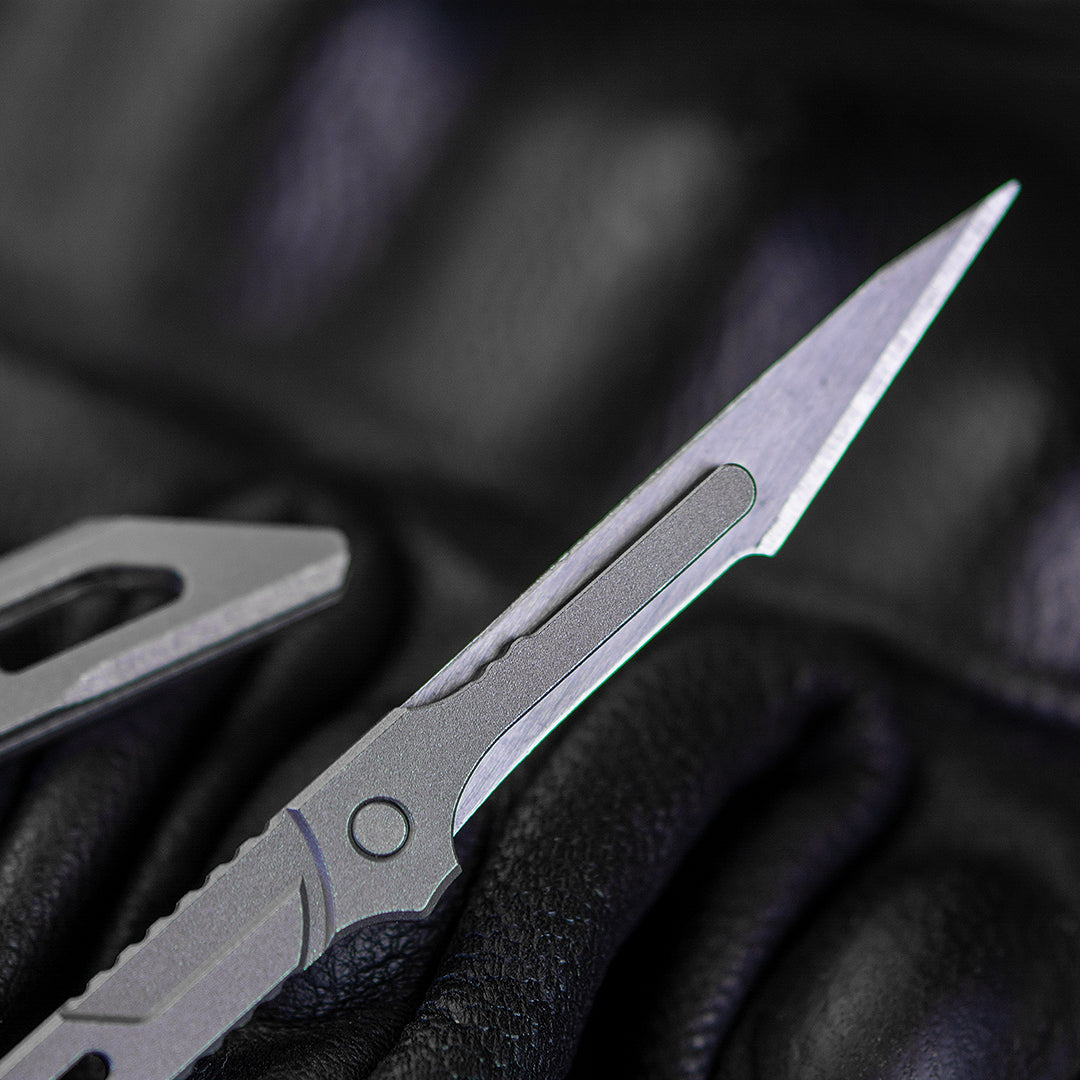 Llave utilitaria de titanio con cuchillo