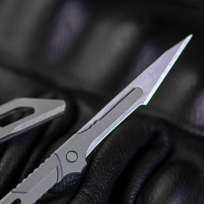 Llave utilitaria de titanio con cuchillo