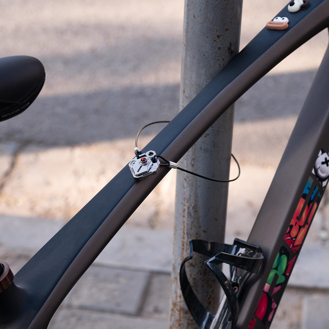 Trident: 3-Level Titanium Zipper Lock